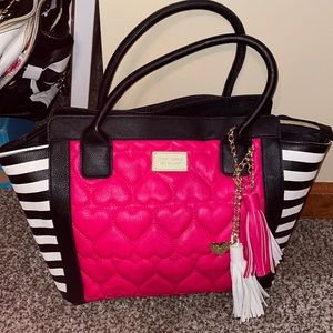 pink betsey johnson purse!!